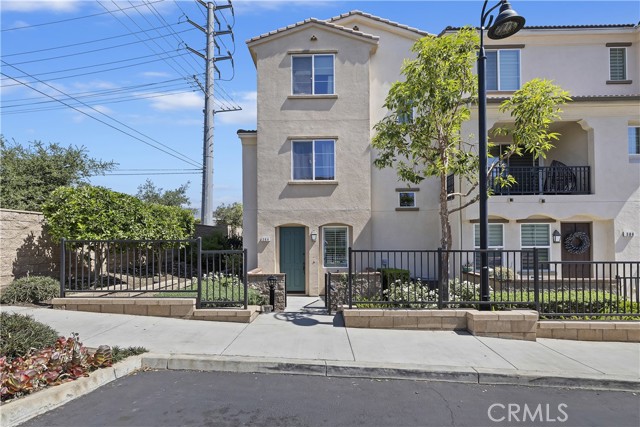 384 Ruby Red Lane, Upland CA: https://media.crmls.org/medias/425f2d46-f217-4bd2-85ac-146114ea6050.jpg