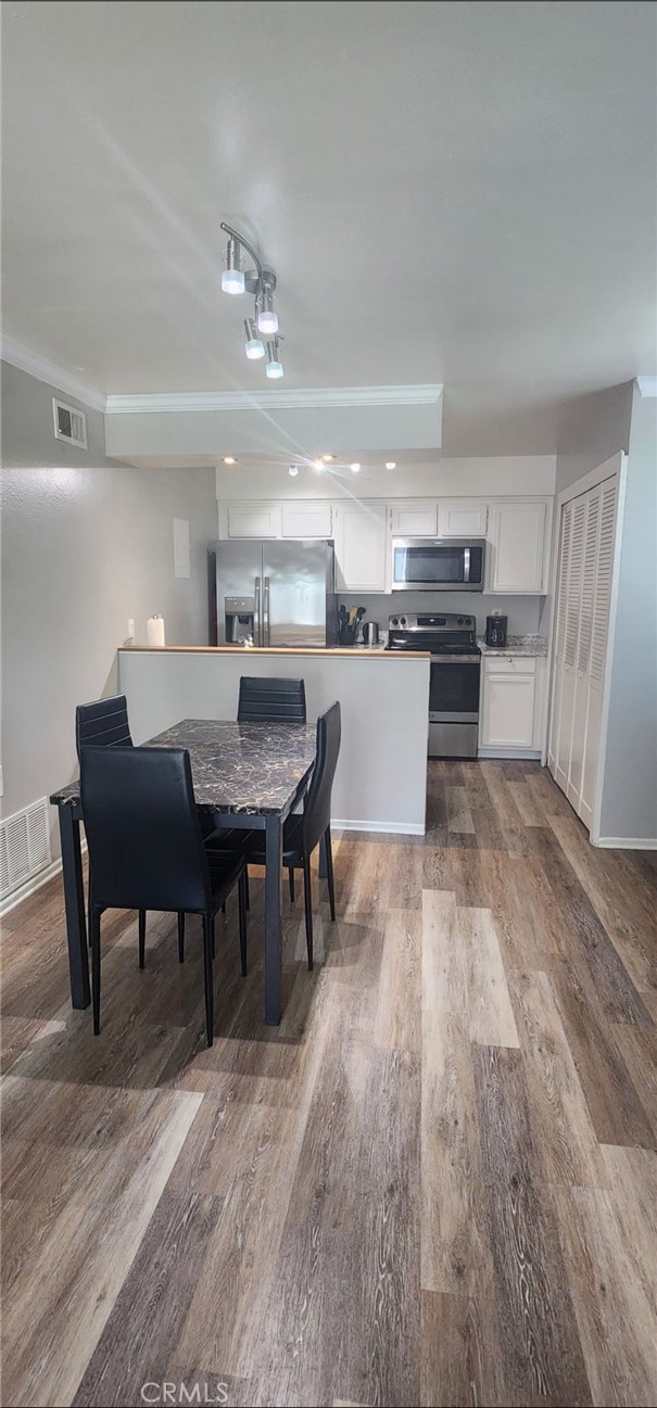 Detail Gallery Image 4 of 29 For 20714 Dot St, Saugus,  CA 91350 - 2 Beds | 1 Baths