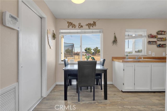 21822 Dotame Ave, Apple Valley CA: https://media.crmls.org/medias/426038c5-b62b-4d0f-af4d-f1ca21c1bb67.jpg