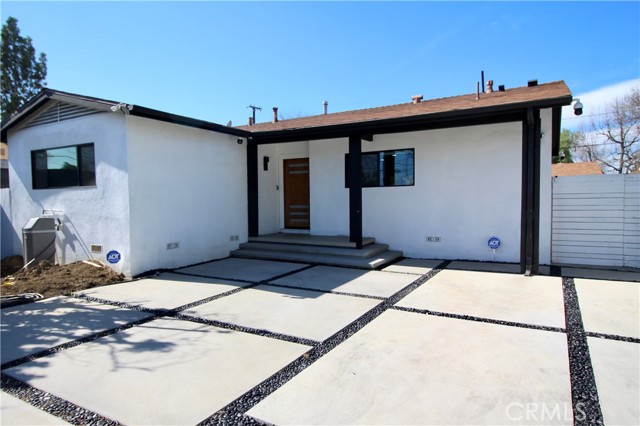 6949 Wilbur Avenue, Reseda CA: https://media.crmls.org/medias/42618dbc-85de-4fa8-a27f-1f1d97b366d9.jpg
