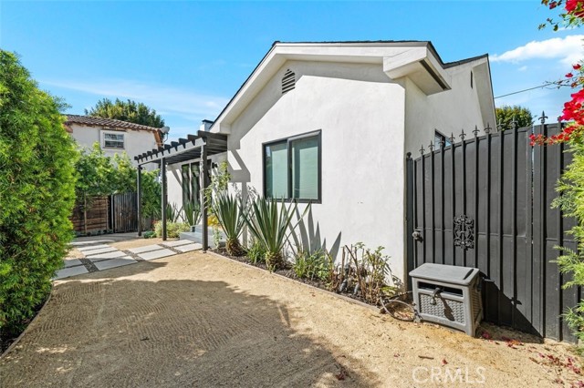 2329 Vineyard Avenue, Los Angeles CA: https://media.crmls.org/medias/42646aba-e725-4688-a115-8522413adebc.jpg