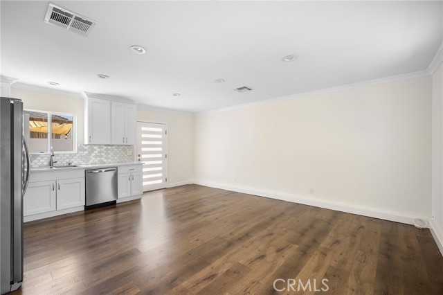 Detail Gallery Image 5 of 24 For 7058 Willis Ave, Van Nuys,  CA 91405 - 3 Beds | 2 Baths