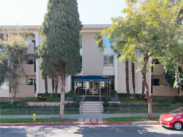 927 N Kings Road, West Hollywood CA: https://media.crmls.org/medias/42663732-2a80-4254-8c4b-7533d17ac78b.jpg