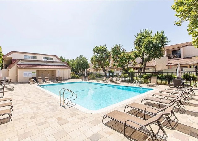 Detail Gallery Image 44 of 52 For 18146 Oxnard #48,  Tarzana,  CA 91356 - 3 Beds | 2/1 Baths