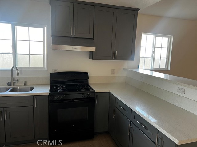 Detail Gallery Image 2 of 9 For 1471 Orange Ave, Long Beach,  CA 90813 - 3 Beds | 2 Baths