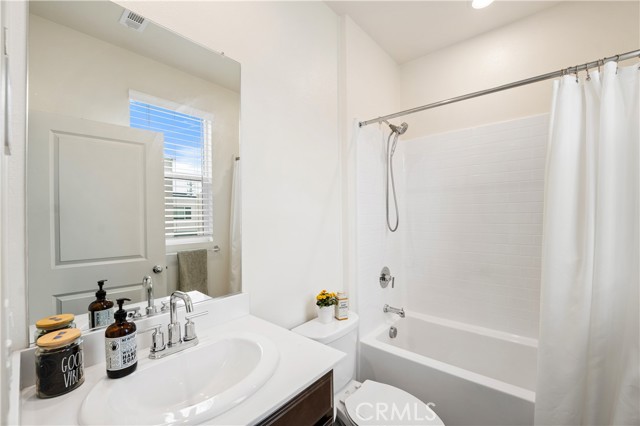 Detail Gallery Image 19 of 29 For 8416 N Fusion Way, Northridge,  CA 91325 - 3 Beds | 3/1 Baths