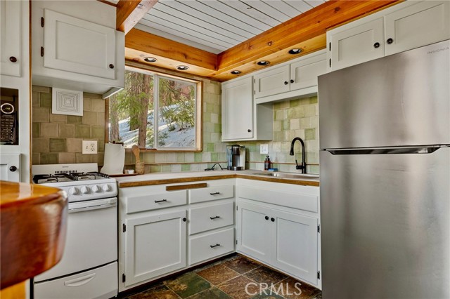 Detail Gallery Image 10 of 29 For 31661 Wagon Wheel, Running Springs,  CA 92382 - 3 Beds | 1/1 Baths