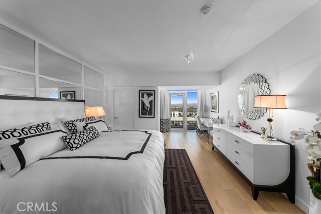 13600 Marina Pointe Dr., Marina del Rey CA: https://media.crmls.org/medias/427654e7-f72c-46e0-b3d4-6cd783cdfaa9.jpg