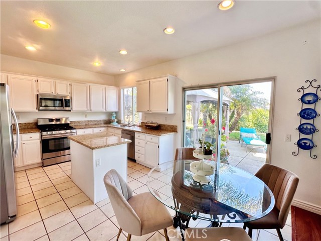 Detail Gallery Image 6 of 18 For 1559 Carleton Ct, Corona,  CA 92881 - 4 Beds | 2/1 Baths