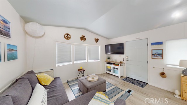Detail Gallery Image 2 of 21 For 1535 Superior Ave #8,  Newport Beach,  CA 92663 - 1 Beds | 1 Baths