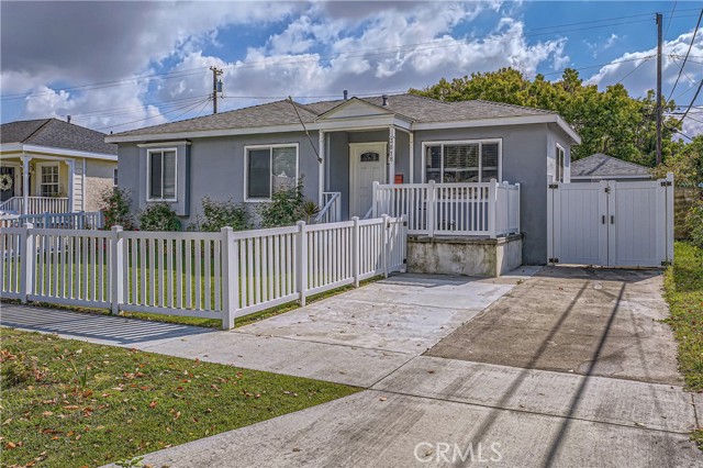 Detail Gallery Image 3 of 38 For 3818 Charlemagne Ave, Long Beach,  CA 90808 - 4 Beds | 2 Baths