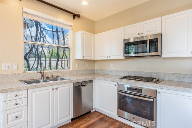 Detail Gallery Image 9 of 42 For 27807 Crown Court Cir #3,  Valencia,  CA 91354 - 3 Beds | 2/1 Baths