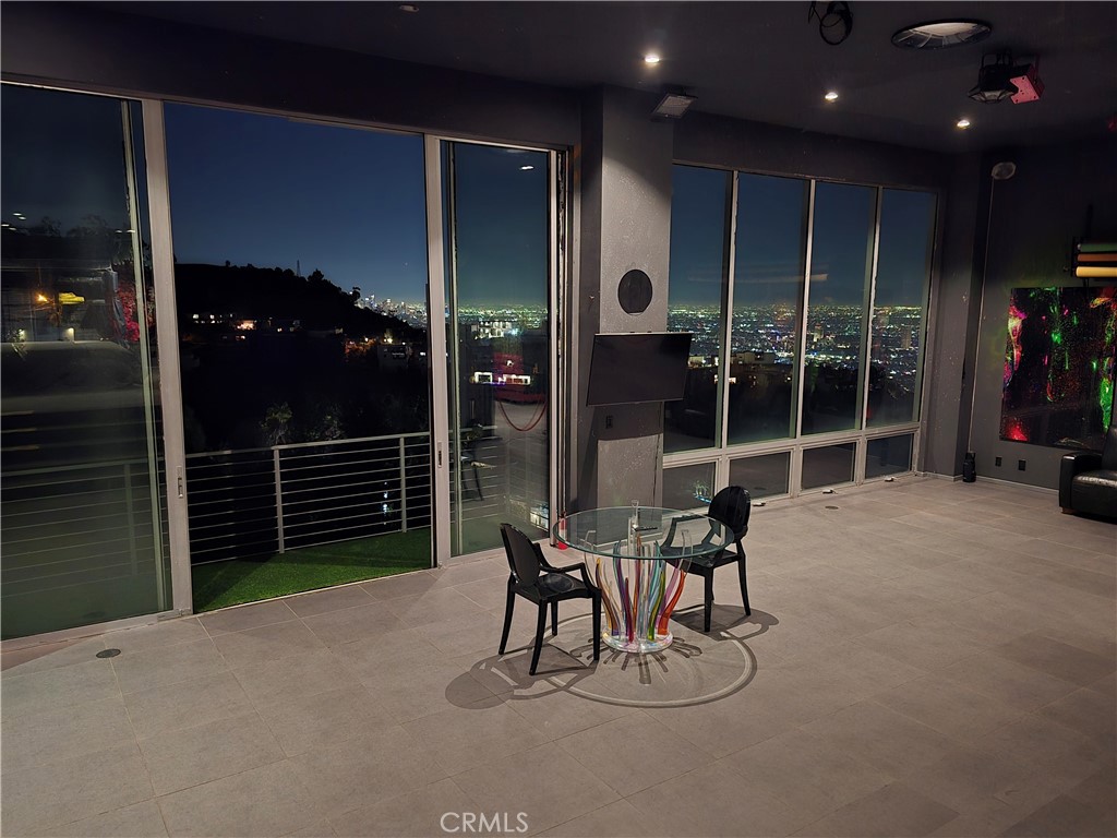 https://media.crmls.org/medias/428624ab-e9cb-425d-9a38-46120b117f27.jpg?preset=X-Large
