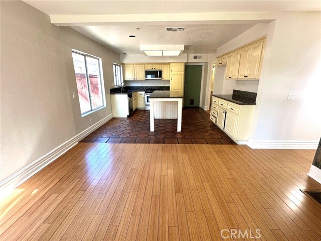 Detail Gallery Image 5 of 14 For 8042 San Tropez Ct, Fontana,  CA 92336 - 4 Beds | 2/1 Baths