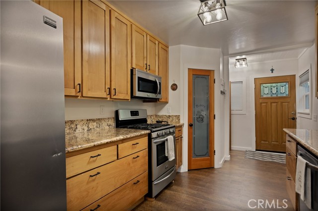 Detail Gallery Image 13 of 45 For 717 Crest Estates, Lake Arrowhead,  CA 92352 - 3 Beds | 3 Baths