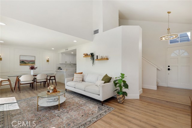 Detail Gallery Image 4 of 34 For 2332 Aspen St, Tustin,  CA 92782 - 3 Beds | 2/1 Baths