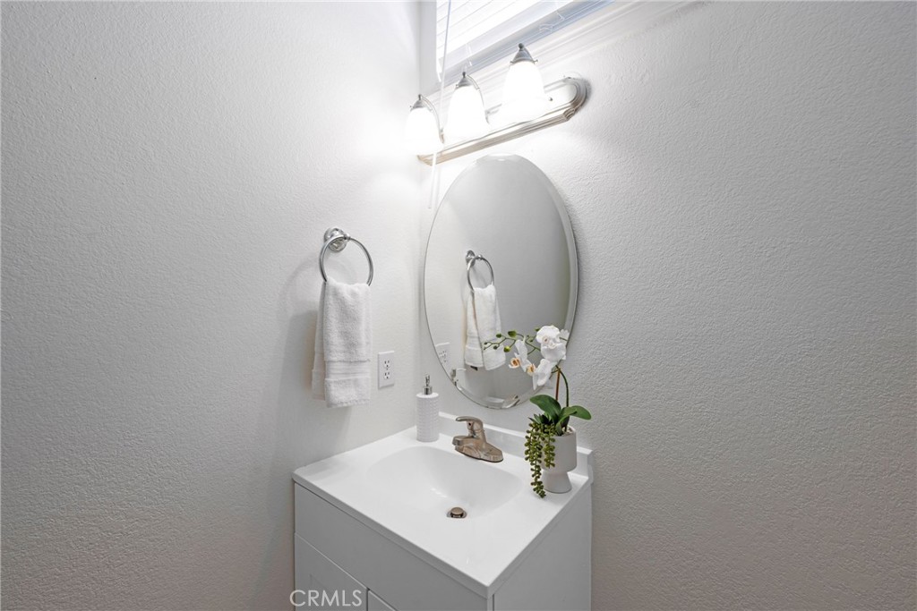 https://media.crmls.org/medias/428c533a-47c8-419f-a68b-ddb1518b5841.jpg?preset=X-Large
