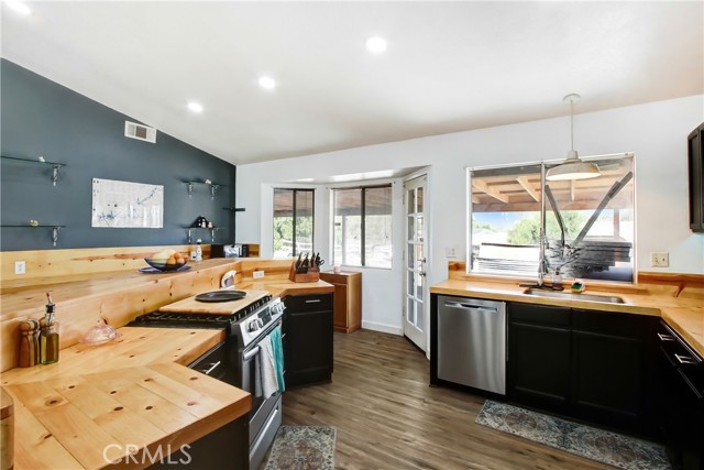 21703 Corso Alto Avenue, Nuevo CA: https://media.crmls.org/medias/428e268e-391b-4960-81c6-fb61b7cd8250.jpg
