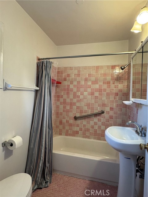 Detail Gallery Image 5 of 6 For 607 N Harbor Bld #1/2,  Fullerton,  CA 92832 - 2 Beds | 1 Baths