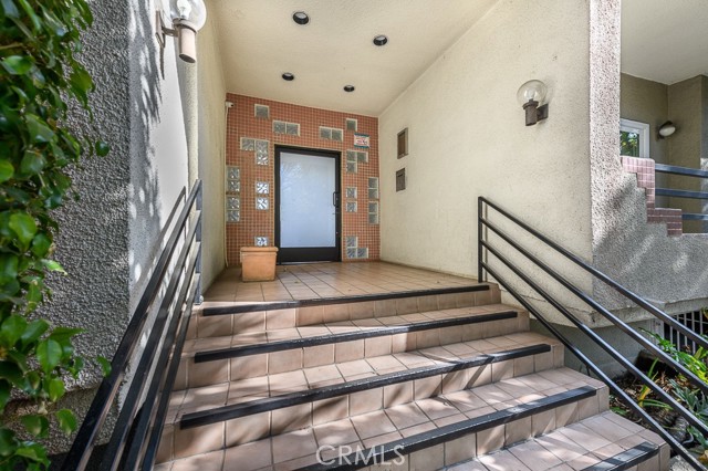 Detail Gallery Image 4 of 28 For 4350 Stern Ave #1,  Sherman Oaks,  CA 91423 - 2 Beds | 2 Baths