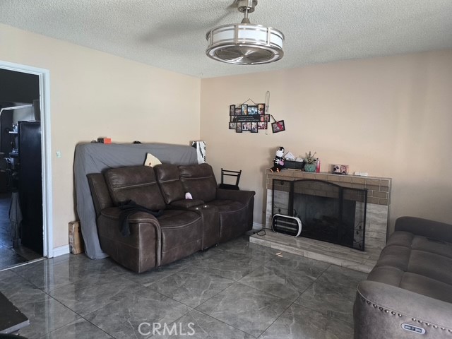 Detail Gallery Image 2 of 24 For 13097 Shirebourn, Moreno Valley,  CA 92553 - 4 Beds | 2/1 Baths