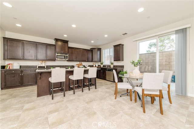 Detail Gallery Image 13 of 47 For 7114 Beckett Field, Corona,  CA 92880 - 3 Beds | 3 Baths