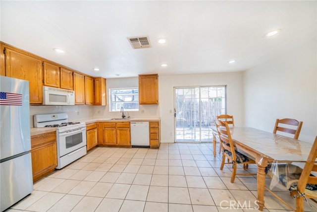 Detail Gallery Image 9 of 51 For 15738 Merrill Ave, Fontana,  CA 92335 - 4 Beds | 2 Baths