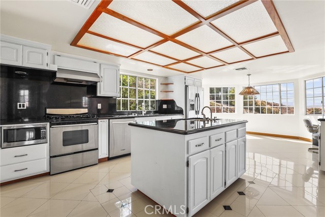 Detail Gallery Image 9 of 47 For 9658 Wheatland Ave, Sunland,  CA 91040 - 4 Beds | 4 Baths