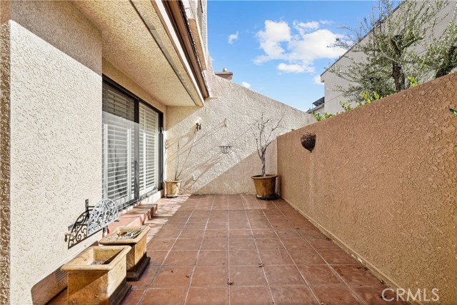 Detail Gallery Image 2 of 28 For 18409 Collins Street #D,  Tarzana,  CA 91356 - 2 Beds | 2/1 Baths