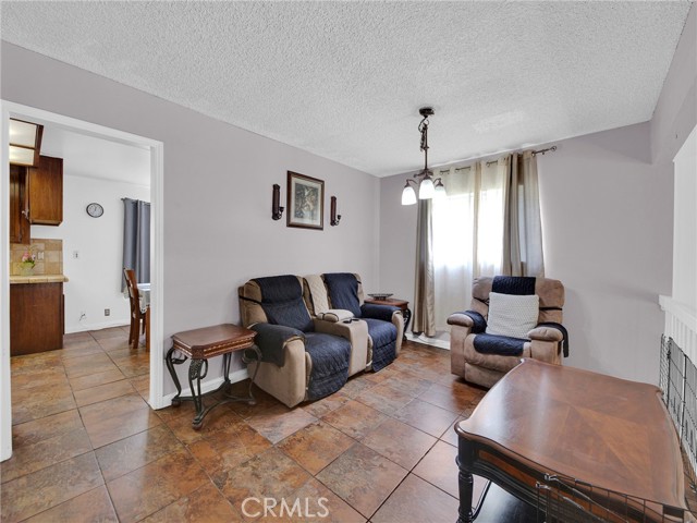 Detail Gallery Image 6 of 31 For 18425 Saticoy St #1,  Reseda,  CA 91335 - 3 Beds | 2/1 Baths