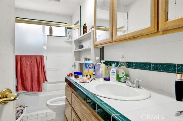 Detail Gallery Image 14 of 30 For 15129 Wyandotte St, Van Nuys,  CA 91405 - 4 Beds | 2 Baths