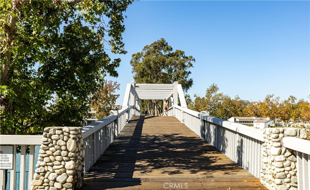 https://media.crmls.org/medias/42a65b84-659d-48b7-bf8f-a2073d6b2233.jpg?preset=X-Large