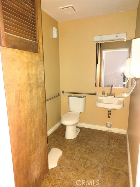 14368 St Andrews Drive, Victorville, California 92395, ,Commercial Lease,For Rent,14368 St Andrews Drive,CRHD25073720