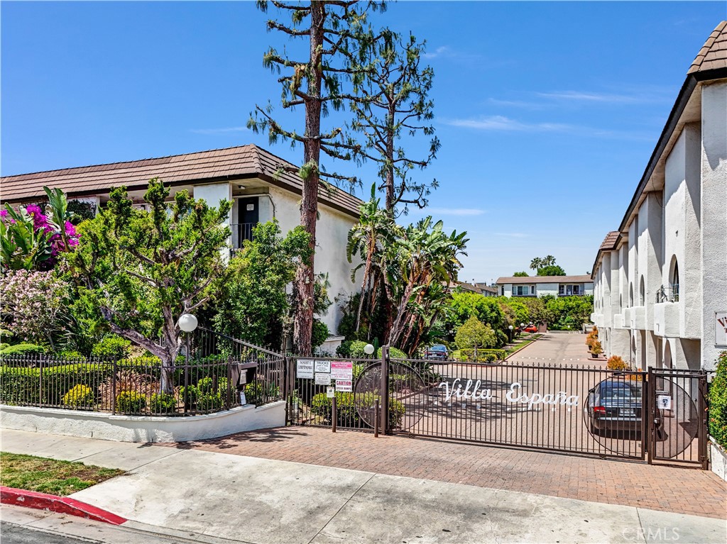 5263 Newcastle Avenue #2