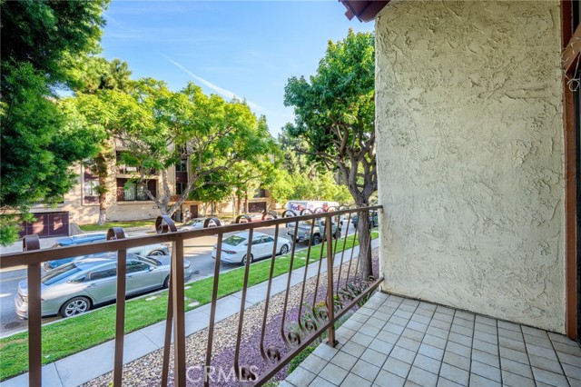Detail Gallery Image 10 of 34 For 323 N Jackson #119,  Glendale,  CA 91206 - 2 Beds | 2/1 Baths