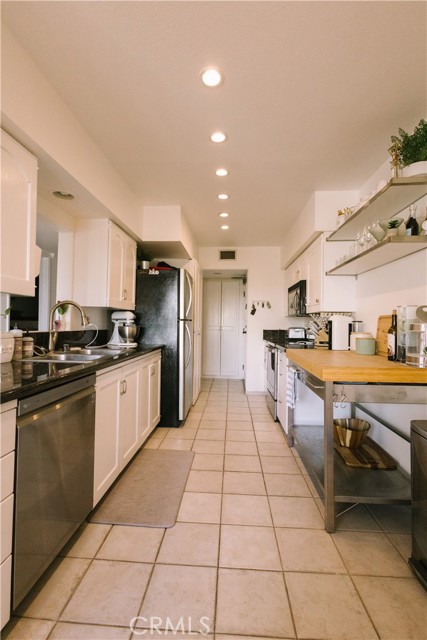 Detail Gallery Image 6 of 19 For 282 Redondo #302,  Long Beach,  CA 90803 - 2 Beds | 2 Baths