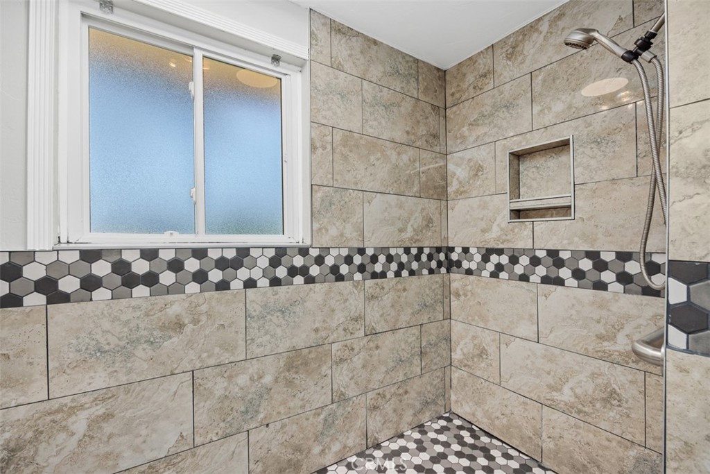 1075 La Reina - photo 17