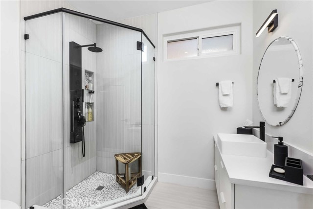 5923 Etiwanda Avenue, Tarzana CA: https://media.crmls.org/medias/42b4bee5-624f-49a0-8f25-0ae820b4c225.jpg