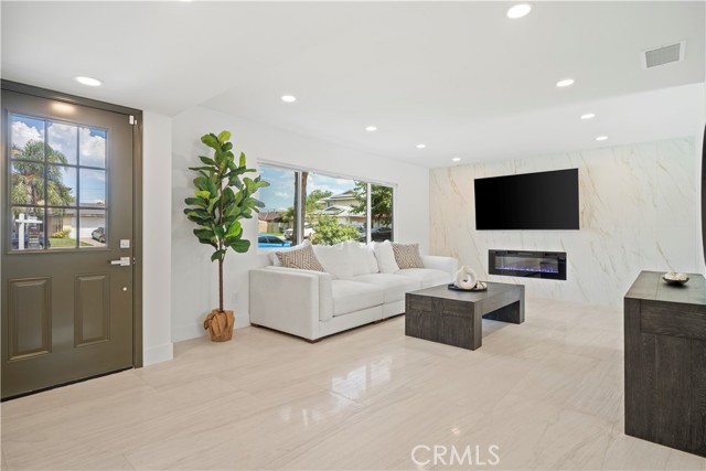 Detail Gallery Image 7 of 65 For 16265 Pine Ave, Fontana,  CA 92335 - 4 Beds | 3 Baths