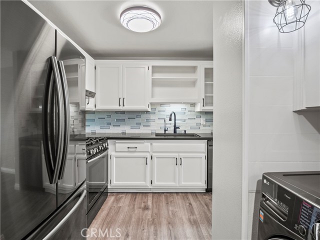 Detail Gallery Image 5 of 31 For 27065 Crossglade Ave #1,  Canyon Country,  CA 91351 - 3 Beds | 2/1 Baths