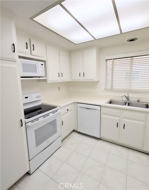 2370 Via Mariposa W, Laguna Woods CA: https://media.crmls.org/medias/42bbeaa9-882f-40b0-a350-26d548bb0c10.jpg