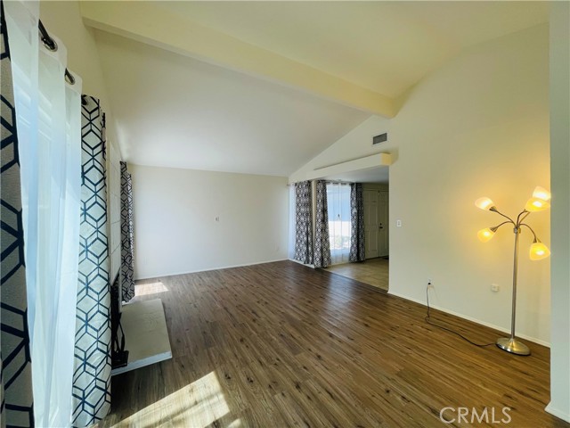 Detail Gallery Image 6 of 27 For 9722 Geyser Ave, Northridge,  CA 91324 - 3 Beds | 2 Baths