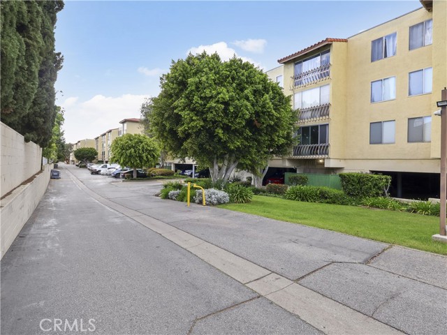 12720 Burbank Boulevard, Valley Village CA: https://media.crmls.org/medias/42bebeb8-41cf-4196-9c6b-b7bb465dda05.jpg