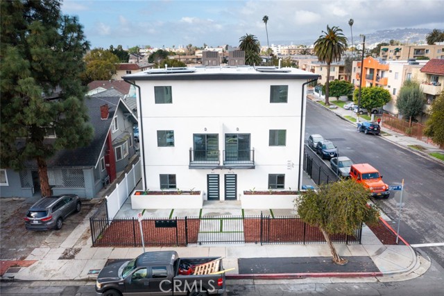 Detail Gallery Image 1 of 42 For 443 N Harvard Bld, Los Angeles,  CA 90004 - 3 Beds | 3 Baths