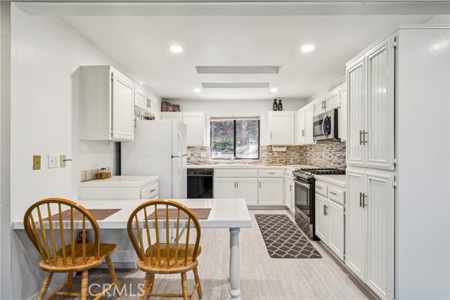 Detail Gallery Image 13 of 42 For 965 Sandalwood Dr, Lake Arrowhead,  CA 92352 - 3 Beds | 3 Baths