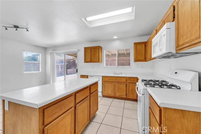 Detail Gallery Image 9 of 18 For 11719 Fern Pine, Victorville,  CA 92392 - 4 Beds | 2 Baths