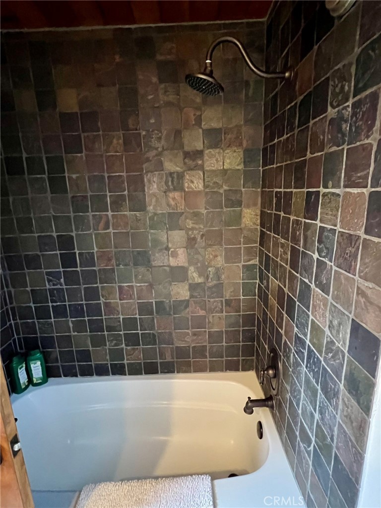https://media.crmls.org/medias/42c5231e-288e-4c85-bd70-fcd975174ee4.jpg?preset=X-Large