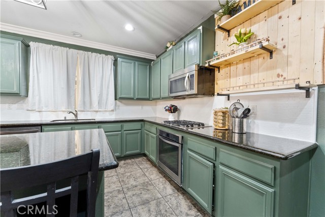 Detail Gallery Image 14 of 34 For 4803 Hawk Ridge Ave, Fontana,  CA 92336 - 4 Beds | 3/1 Baths