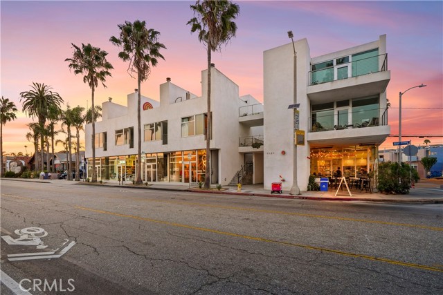 1121 Abbot Kinney Boulevard, Venice CA: https://media.crmls.org/medias/42c9bbcc-04f5-468f-aee8-a9c798ff78e3.jpg