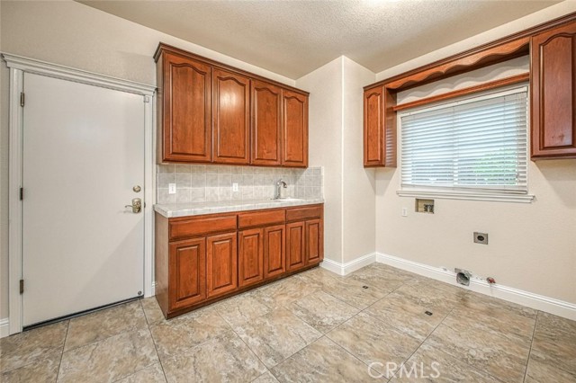 Detail Gallery Image 33 of 50 For 529 E Chesapeake Cir, Fresno,  CA 93730 - 4 Beds | 3/1 Baths